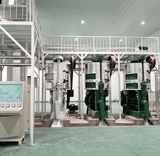 精煉花生油都需要經(jīng)過哪些工序？華泰精煉設(shè)備廠家